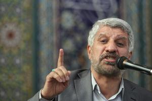 بوسه آهنگران بر دست پدر شهید
