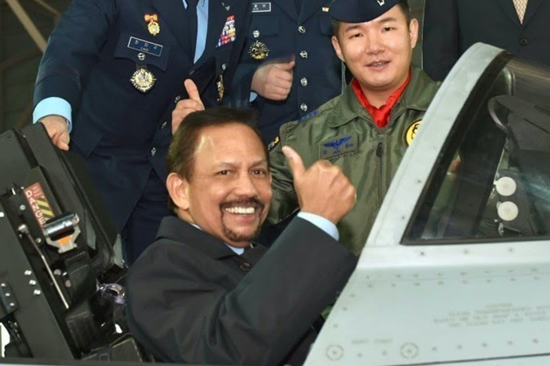 سلطان در کابین جنگنده کره ای