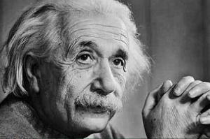  میزکار اینشتین در روز فوت