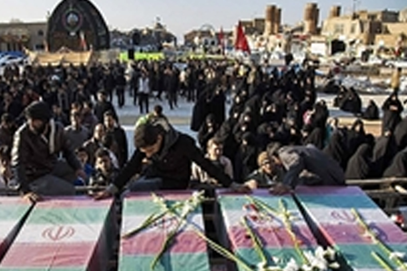 پیکر 6 شهید گمنام در میدان امیرچخماق یزد تشییع و خاکسپاری شد