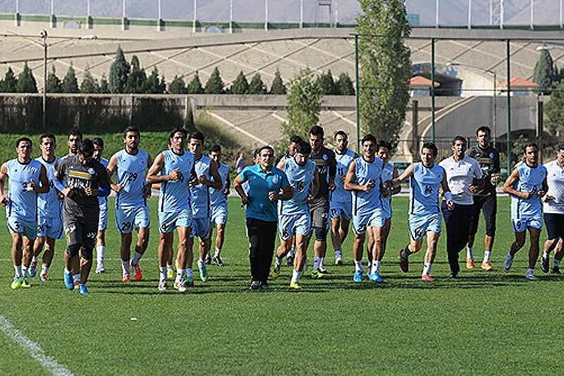 مربی سابق پرسپولیس در تمرین آبی‌ها 