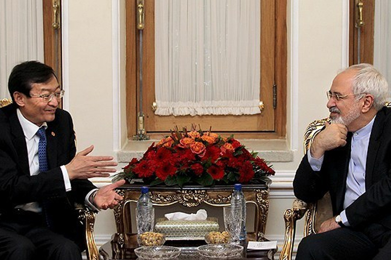 لبخند متفکرانه ظریف به چنگ گوآ