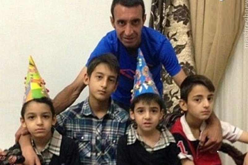 عنایتی درکنار چهار پسرش