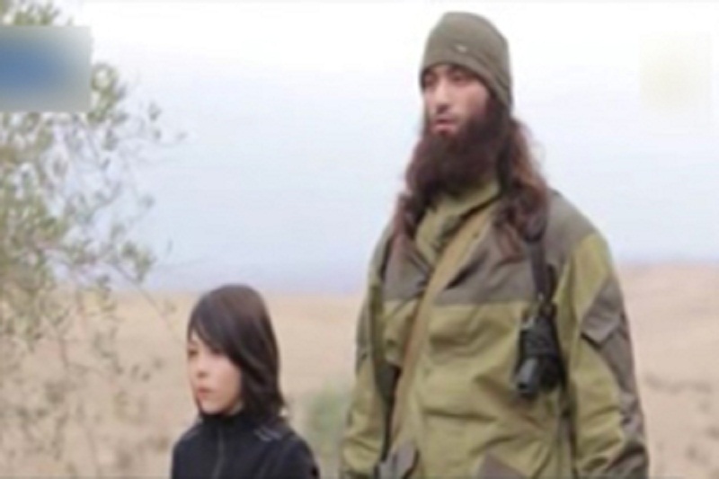 کودک داعشی دو مرد را اعدام کرد