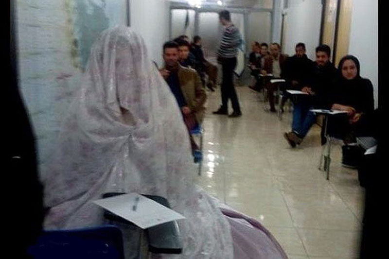 حضور در جلسه امتحان با لباس عروس 