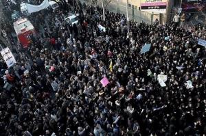 تجمع مردم مقابل سفارت فرانسه+فیلم