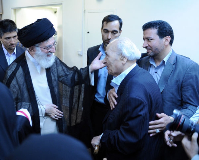 مشفق کاشانی: اگر این روحانیت عزیز و معظم نامش دربار است، بله ما درباری هستیم/ یادنامه ای برای دردمندی که سیاه نما نبود/ چرا می خواست کنار اوستا دفن شود+ فیلم
