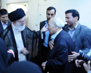 مشفق کاشانی: اگر این روحانیت عزیز و معظم نامش دربار است، بله ما درباری هستیم/ یادنامه ای برای دردمندی که سیاه نما نبود/ چرا می خواست کنار اوستا دفن شود+ فیلم