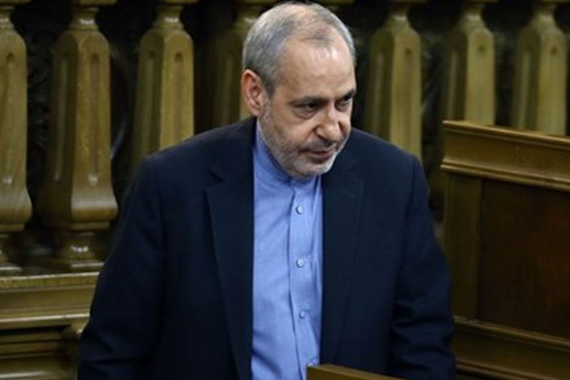 فانی به مجلس می‌رود 