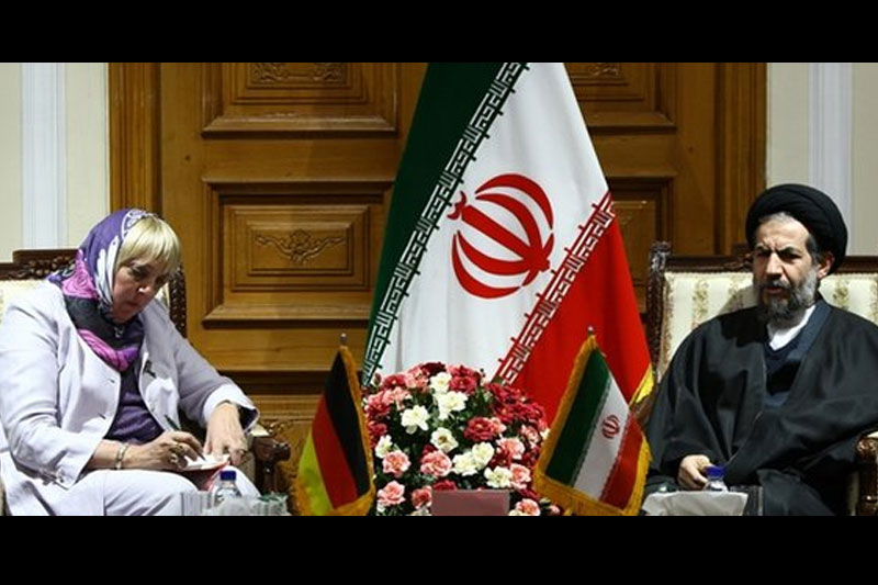 غرب زیر نقاب،حقوق بشر را پایمال می‌کنند 
