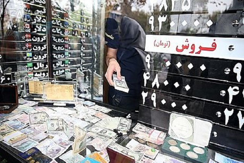 وعده های بی سرانجام دولت روحانی برای کنترل بازار ارز/پای دلالان ازچهارراه استانبول کوتاه می شود؟