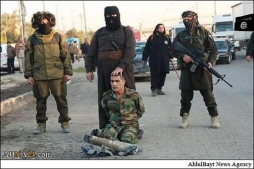 سربریدن نیروی پیشمرگه توسط داعش+عکس(۱۸+)