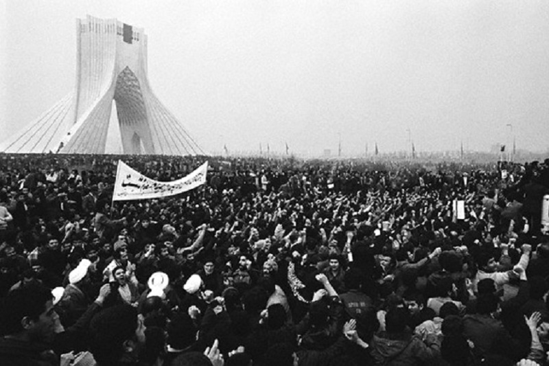 پنج روز پایانی حکومت شاهنشاهی چگونه گذشت؟/ مدرسه؛ دفتر نخست وزیر شد/اعلام بی طرفی ارتش