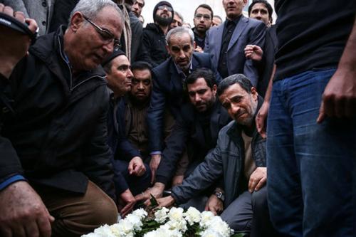 بغض احمدی نژاد در وداع با مادر