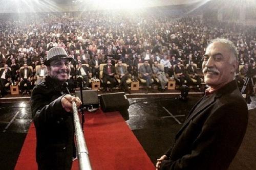 سلفی رضا عطاران روی سن 