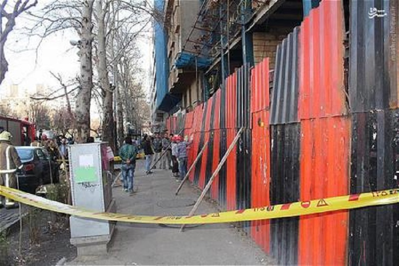سقوط حفاظ ساختمانی روی دو عابر زن+تصاویر