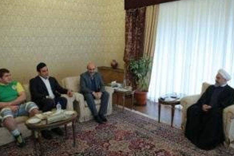 بازوبند پهلوانی بر بازوی هادی