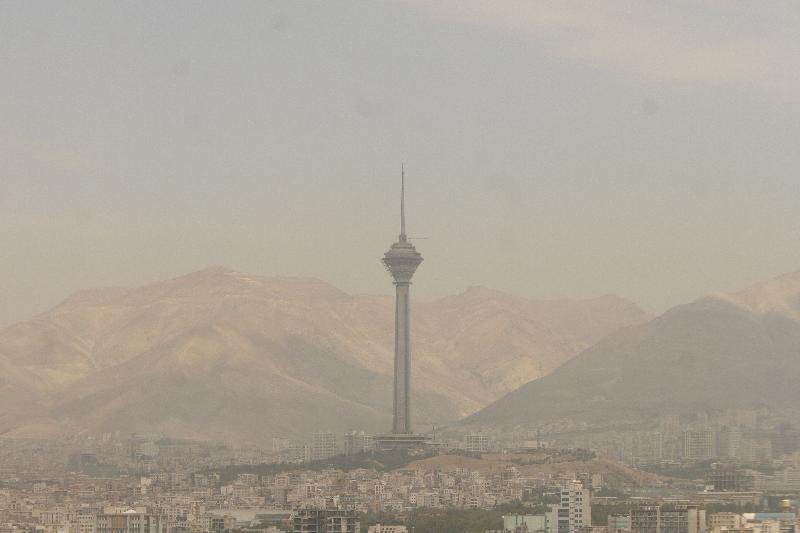 مرگ سالانه ۴۰۰۰ نفر در تهران بر اثر آلودگی هوا/ سقوط ۷۰ پله‌ای محیط زیست کشور در جوامع بین‌المللی/ ابتکار با چه کسی لج می‌‌کند؟