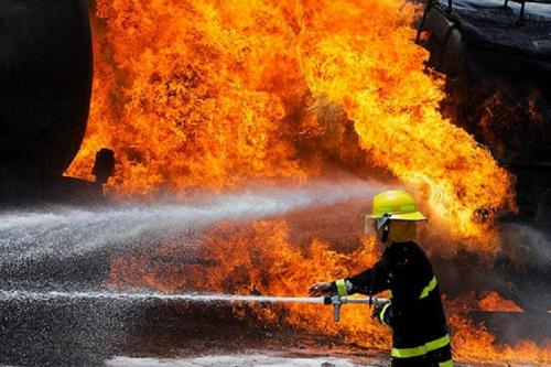 آتش‌سوزی گسترده در انبار 3هزار متری تهران