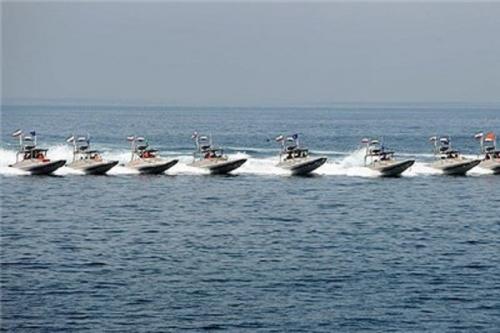 رزمایش بزرگ نیروی دریایی سپاه آغاز شد/ استقرار صدها قایق‌ تندرو در تنگه هرمز 