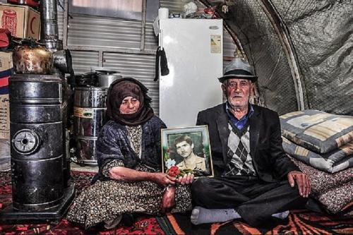عکس:زندگی پدر و مادر شهید در کانکس