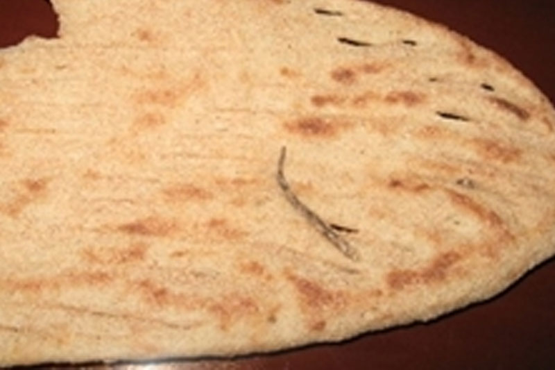 پیدا شدن دم مارمولک در نان