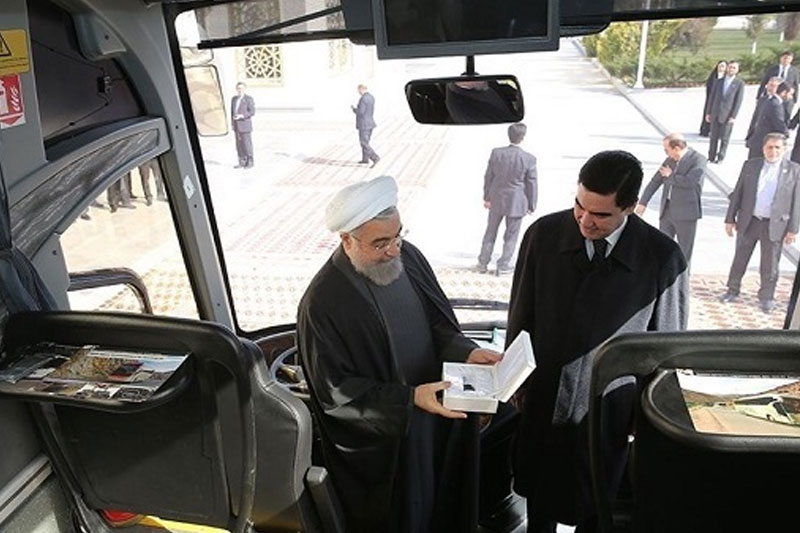 هدیه روحانی به رئیس‌جمهور ترکمنستان +عکس 