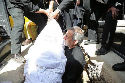اشک‌های رئیس‌جمهور هنگام خاکسپاری مادرش+ عکس