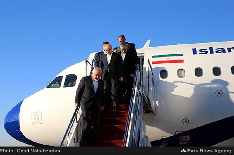ظریف و تیم مذاکره کننده هسته‌ای وارد تهران شدند