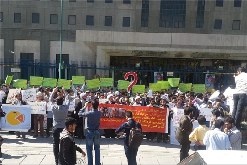 حضور نمایندگان مجلس در جمع دانشجویان/اعتراض به نتیجه به دست آمده در مذاکرات لوزان  +عکس