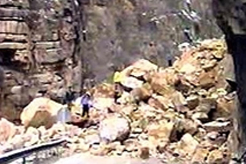جاده فشم به دلیل ریزش کوه مسدود شد