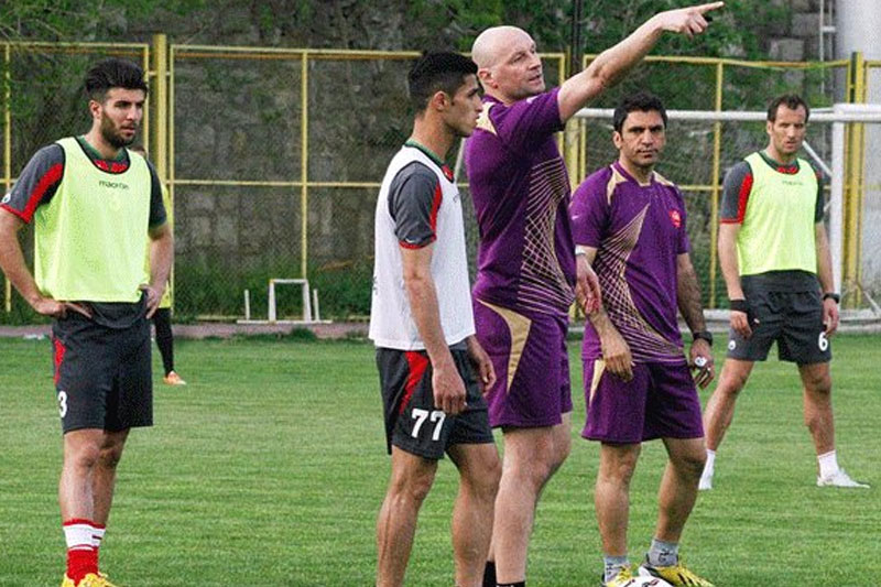 حسینی پیراهن صادقیان را پوشید
