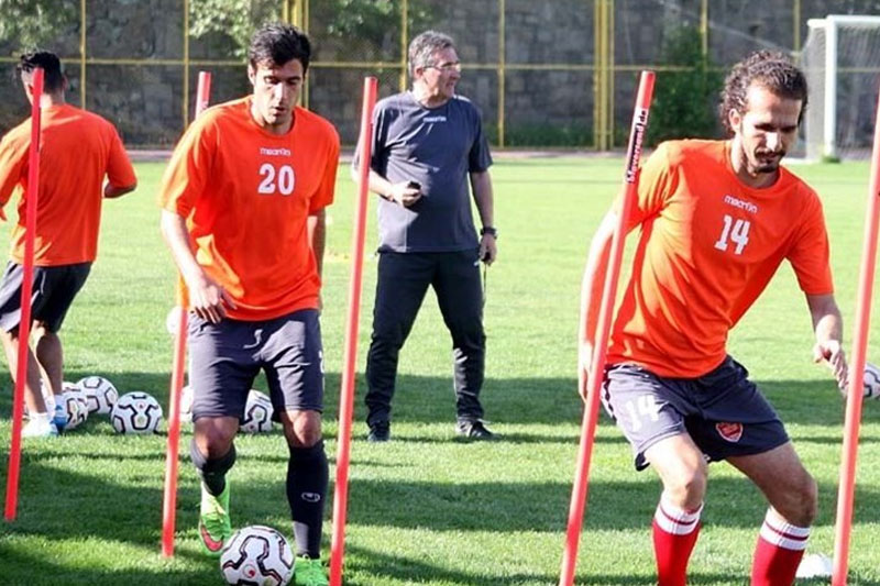 بحث هواداران در مورد مالک جدید پرسپولیس و تذکر باقری به بازیکنان