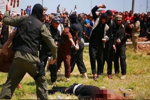 داعش دو جوان را در نینوا سنگسار کرد +عکس