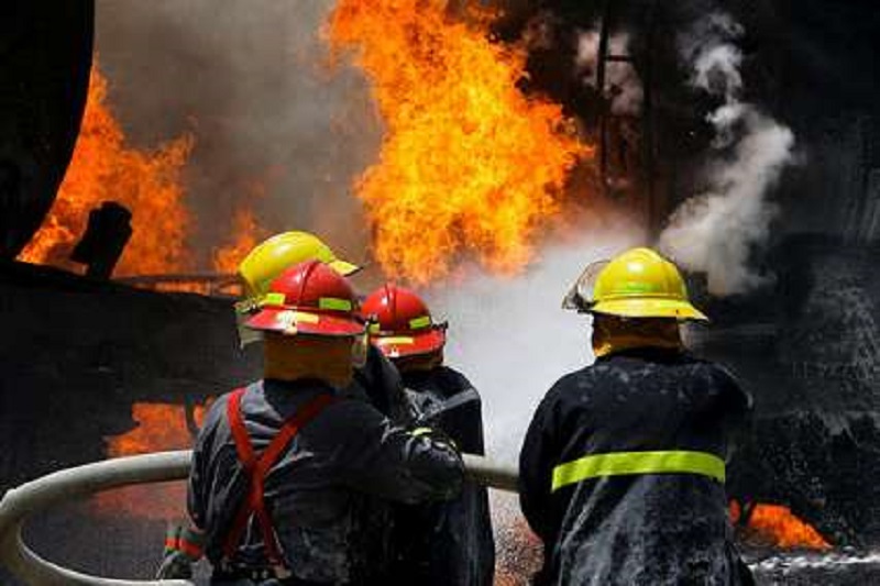 آتش سوزی شدید در کارخانه رنگ سازی فیروزکوه