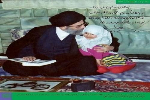 نصب تصاویر قدیمی و منتشر نشده رهبر انقلاب در نمایشگاه کتاب تهران
