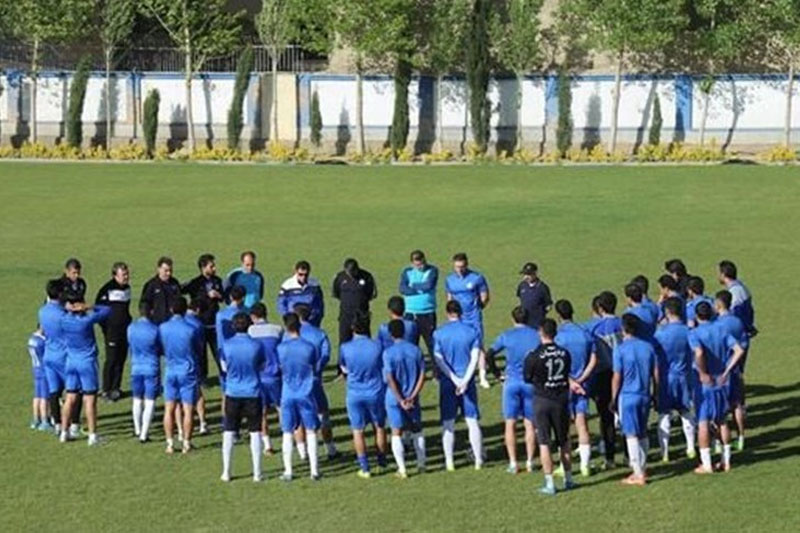 قلعه‌نویی خطاب به بازیکنان: به خاطر مردم پرسپولیس را ببرید