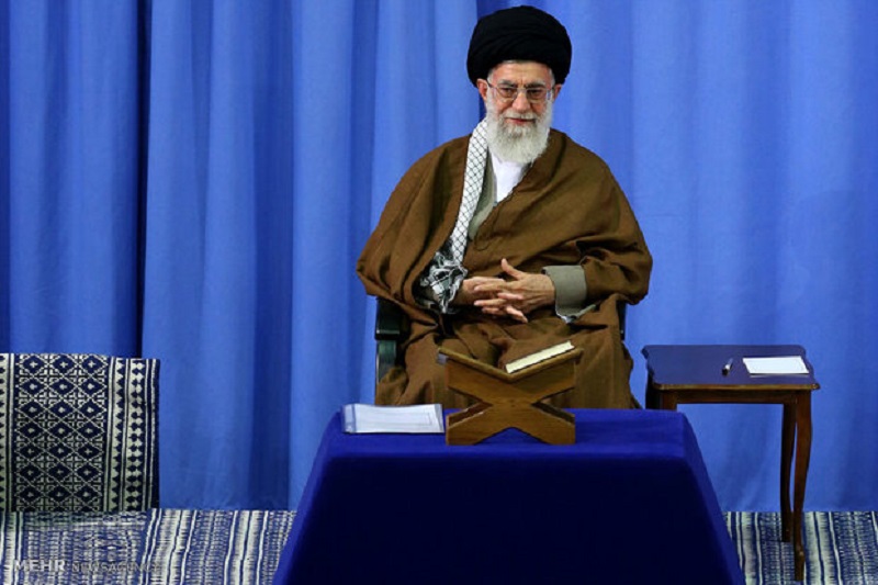 هر حنجره‌ای که در جهت اختلاف‌افکنی کار کند، بلندگوی دشمن است/ نسخه علاج مشکلات، تسلیم در برابر قرآن است
