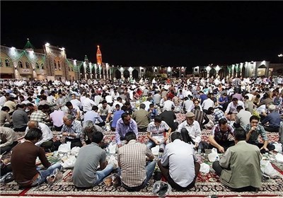حال و هوای نخستین سفره‌ افطار در حرم حضرت ثامن الحجج(ع) + تصاویر 