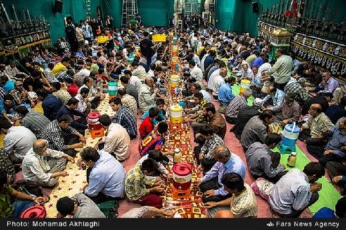 عکس:افطار در حسینیه کربلایی‌ها