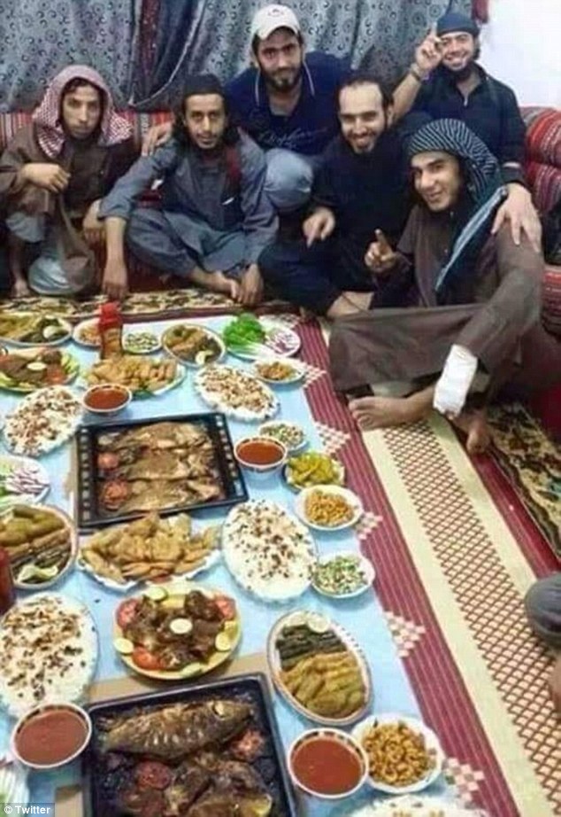 سفره‌های مجلل افطار داعشی‌ها/تصاویر