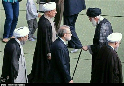دومین بداهه زنان شاعر درباره یک عکس از رهبر انقلاب در نماز عید فطر 