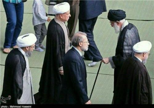 دومین بداهه زنان شاعر درباره یک عکس از رهبر انقلاب در نماز عید فطر 