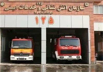 تجمع تعدادی از آتش‌نشان‌ها مقابل سازمان آتش‌نشانی تهران 