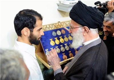 جمعی از بسیجیان مدال‌آور المپیادهای علمی مدال‌های خود را تقدیم امام خامنه‌ای کردند 