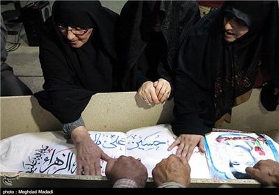 نخستین دیدار خانواده غواص شهید، «حسینعلی بالویی» با پیکر او 