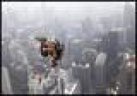 بدلکار ایرانی از ارتفاع 32 متری بدون چتر و طناب می‌پرد 