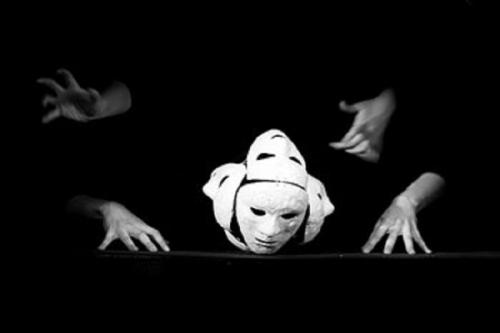 اگر کمتر از 18 سال دارید، به تئاتر نروید/ عادی سازی صحنه های غیر اخلاقی در تئاتر ایران