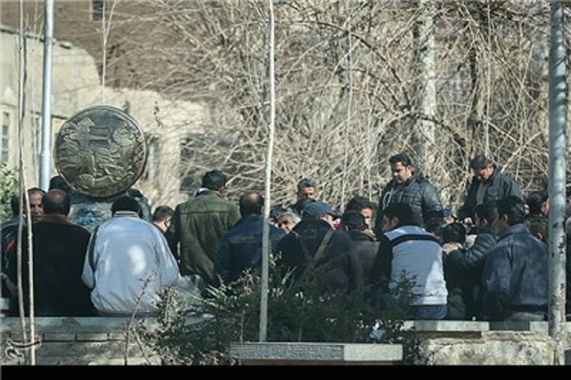 بی‌اعتنایی صراف‌ها به دستور بانک مرکزی؛ نمی‌توانیم میوه‌فروشی باز کنیم